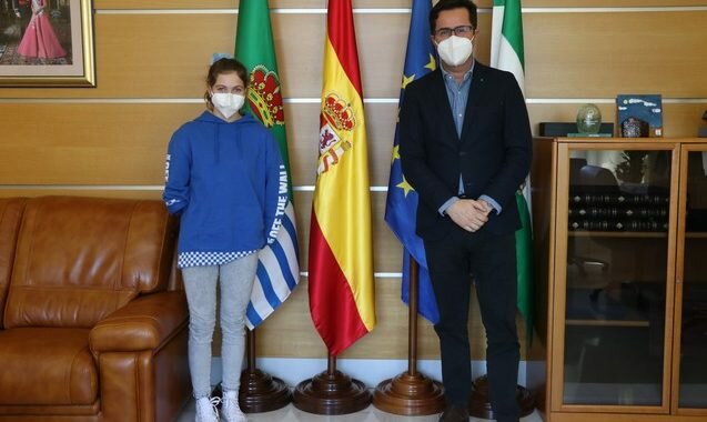 210215 ALCALDE FELICITA CAMPEONA NATACIÓN ADAPTADA 2