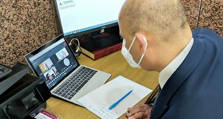 Alcalde en la reunión por video conferencia