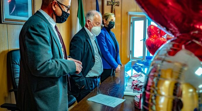 Secretario, alcalde y concejala en el acto del sorteo 17022021