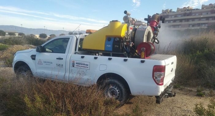 Vehículo fumigación mosquitos Roquetas de Mar