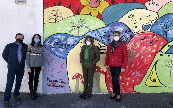Taller Carmen de Burgos en Abla, Carmen Belén López, alcalde y alumnas