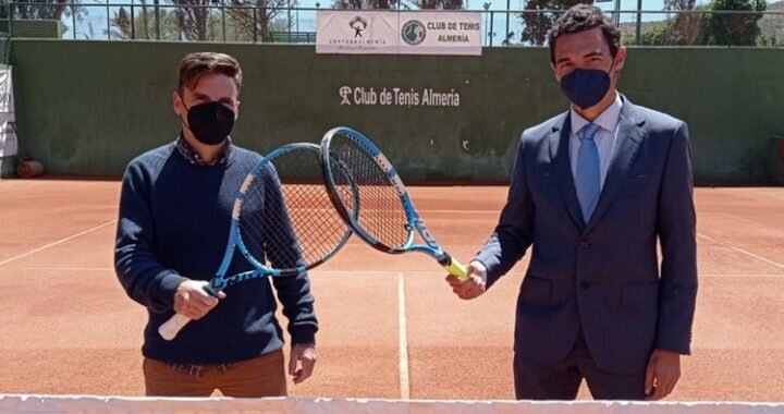210427 El concejal de Deportes, Jesús Pomedio, y el presidente del Club de Tenis Almería, Víctor Gázquez