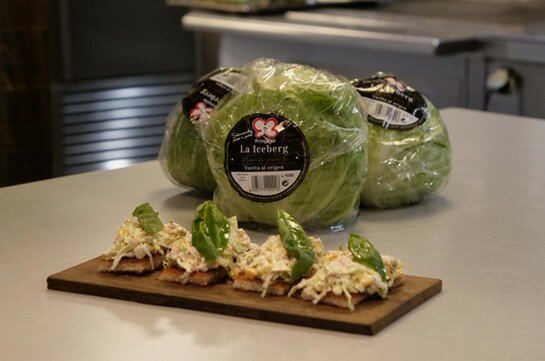 Tostadas de Ensaladilla Alemana y lechuga iceberg