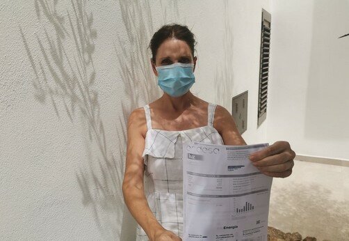 JULIA IBÁÑEZ CON UNA FACTURA DE LUZ