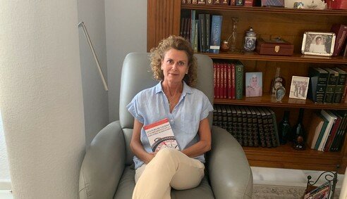 210914 Mari Ángeles Martín posa con su segundo libro