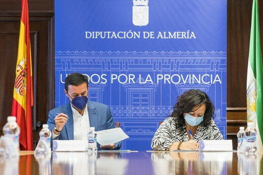 La imagen tiene un atributo ALT vacío; su nombre de archivo es Firma-convenio-Diputacion-y-Graduados-Sociales-2.jpg