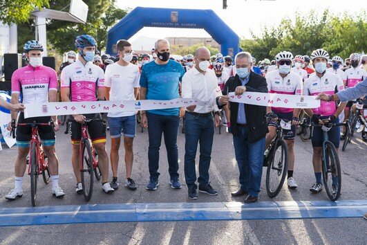 El Diputado de Deportes y Juventud José Antonio García Alcaina Participa en la salida de la carrera Ciclista Las 4 Cimas dentro del programa Almería Activa. Alcalde de Gérgal Miguel Guijarro