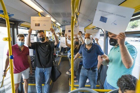 El Diputado de deporte y juventud Diputado Delegado de Deportes y Juventud acompaña a las Nuevas Generaciones del Partido Popular PP en la campaña "El Mundo lo cambiamos Juntos" para fomentar el uso del transporte público y no contaminante